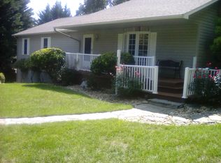 100 Circle View Dr, Hendersonville, NC 28792