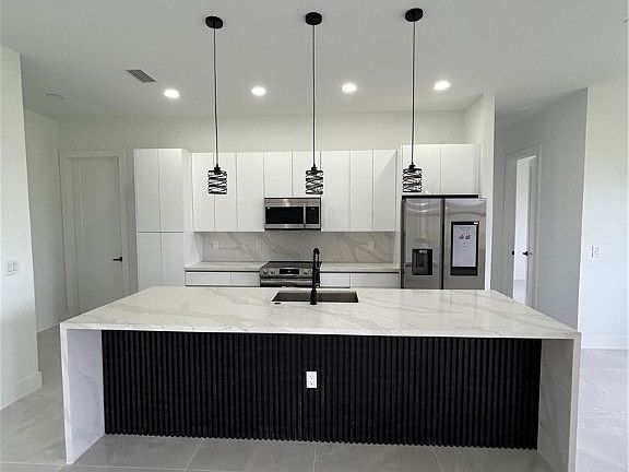 4th image of 304 Jacaranda Pkwy E