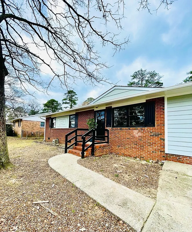 4 bed, 2.0 bath, 1392 sqft, $1,650 — Photo 1