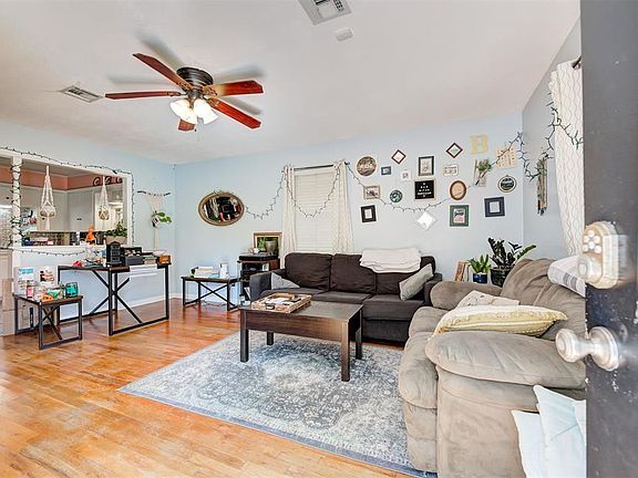 3rd image of 118 S Cockrel Ave