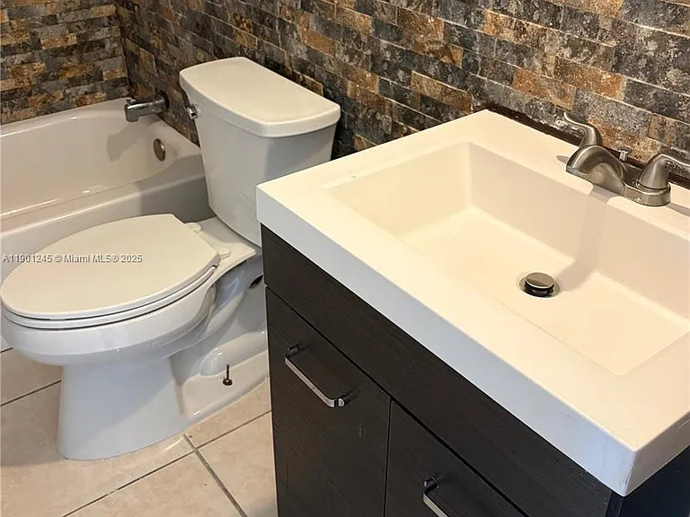 220 SW 7th St #8 — Photo 8