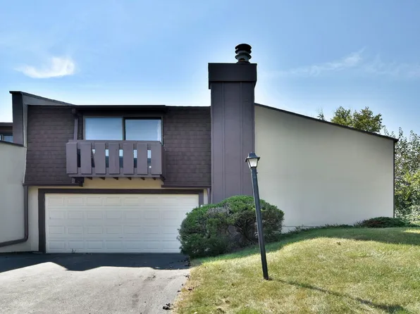 21 Elmwood Sq, Indian Head Park, IL 60525