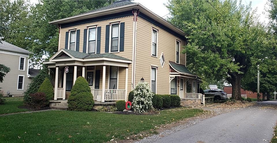 1st image of 216 Taylor St W