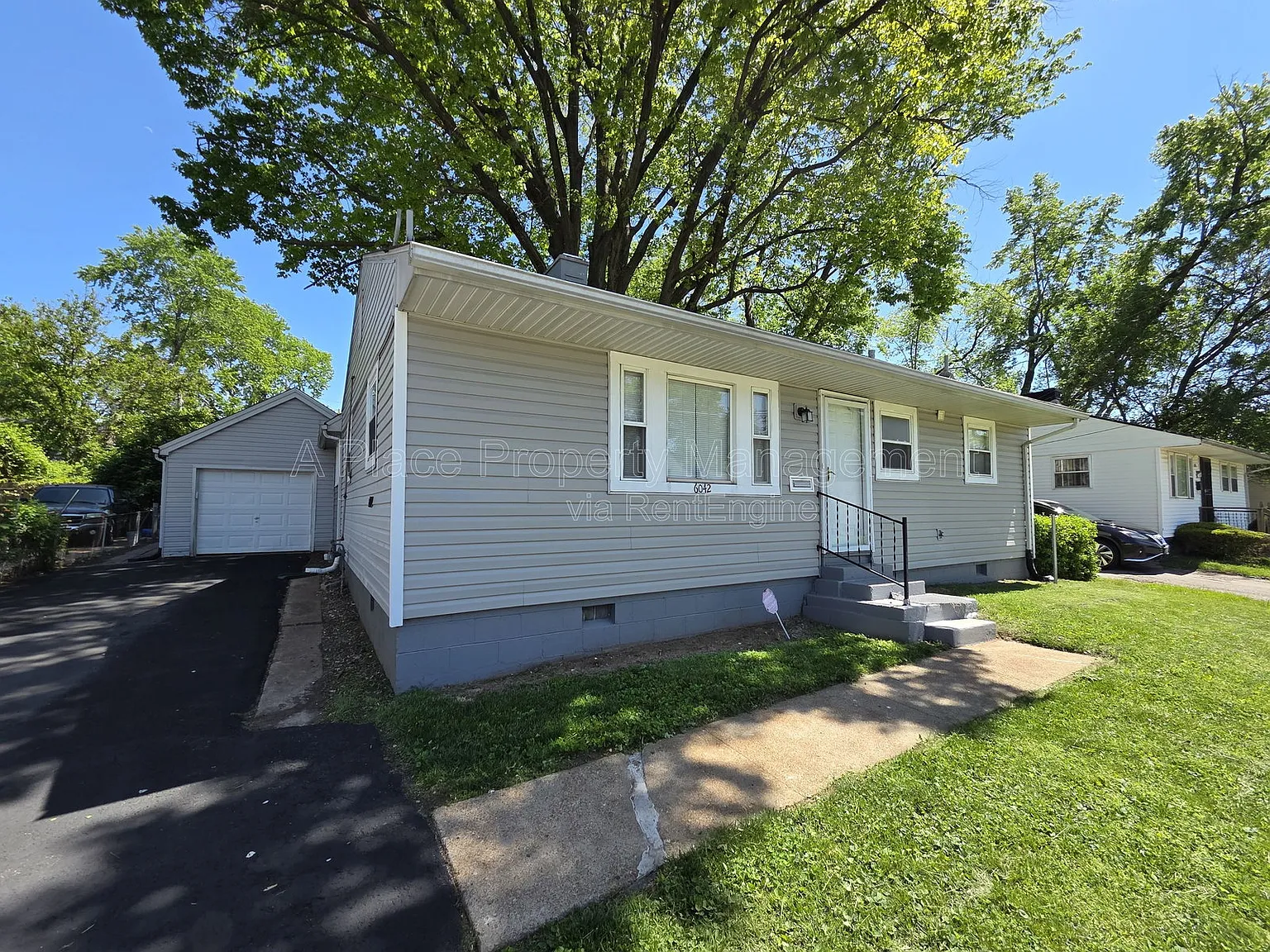 3 bed, 1.0 bath, 1041 sqft, $1,295 — Photo 2