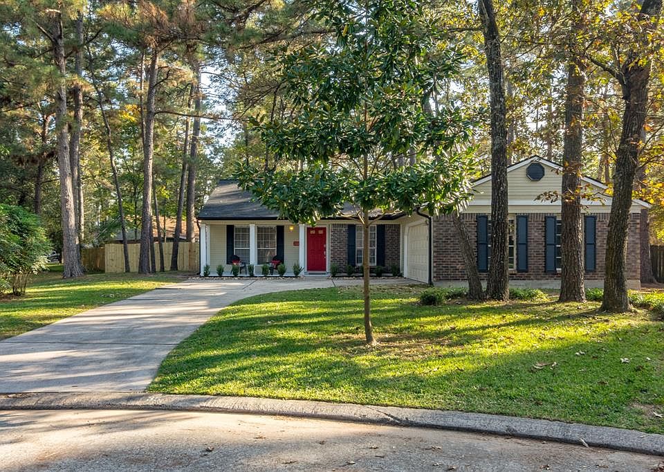 This beautiful one story is located in a lovely cul-de-sac in the heart of The Woodlands in Cochran's Crossing.