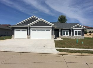 623 Meadowland Ct, Epworth, IA 52045