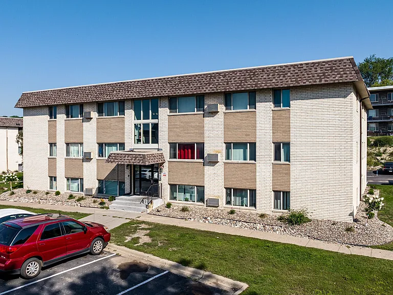 Live at The Oaks of West Saint Paul | Spacious & Comfortable Living — Photo 28