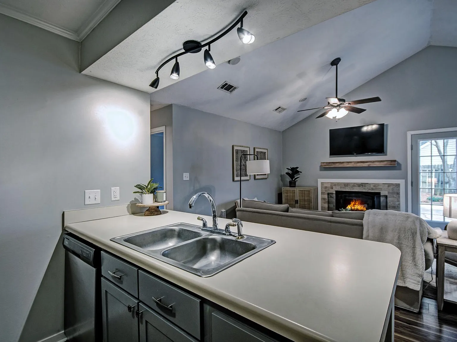 3 bed, 1256 sqft, $5,100 — Photo 4