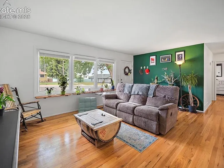 1334 Edith Ln — Photo 3