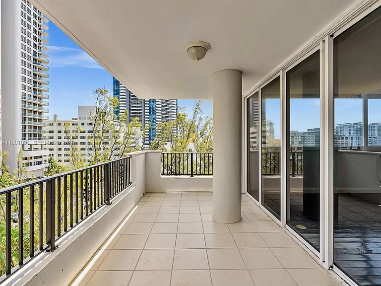 6422 Collins Ave #701 — Photo 31