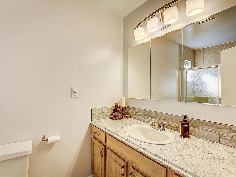 2811 Utica St — Photo 9