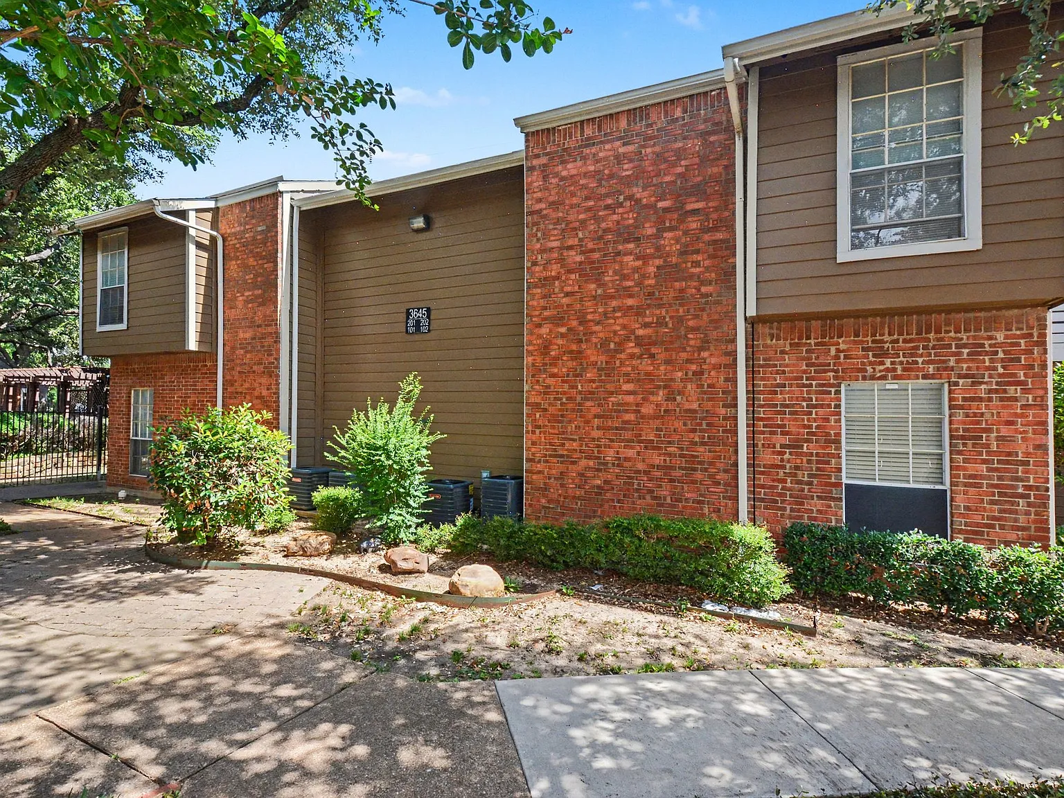 2 bed, 947 sqft, $1,650 — Photo 2