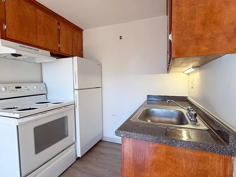 180 Bond St / Theo Investments LLC — Photo 3