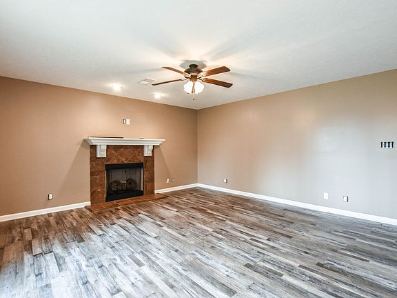 4th image of 580 Falkland Cir