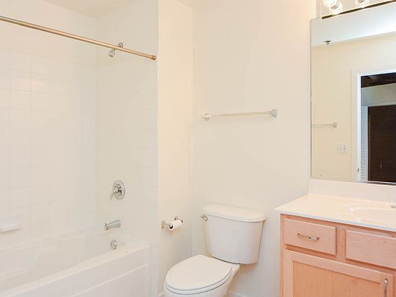 3rd image of 933 W Van Buren St APT 812