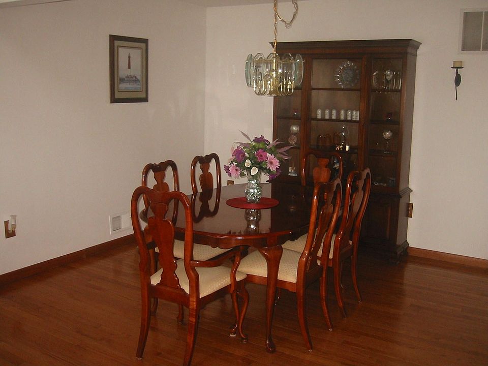 FORMAL DINING ROOM OPEN TO LIVING ROOM AREA