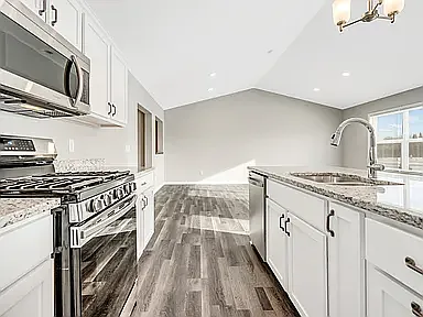 5 bed, 2400 sqft, $2,595 — Photo 2