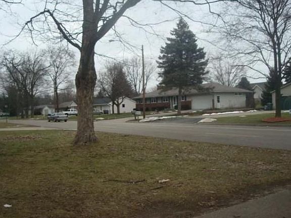 2nd image of 726 N Lakeview Ave