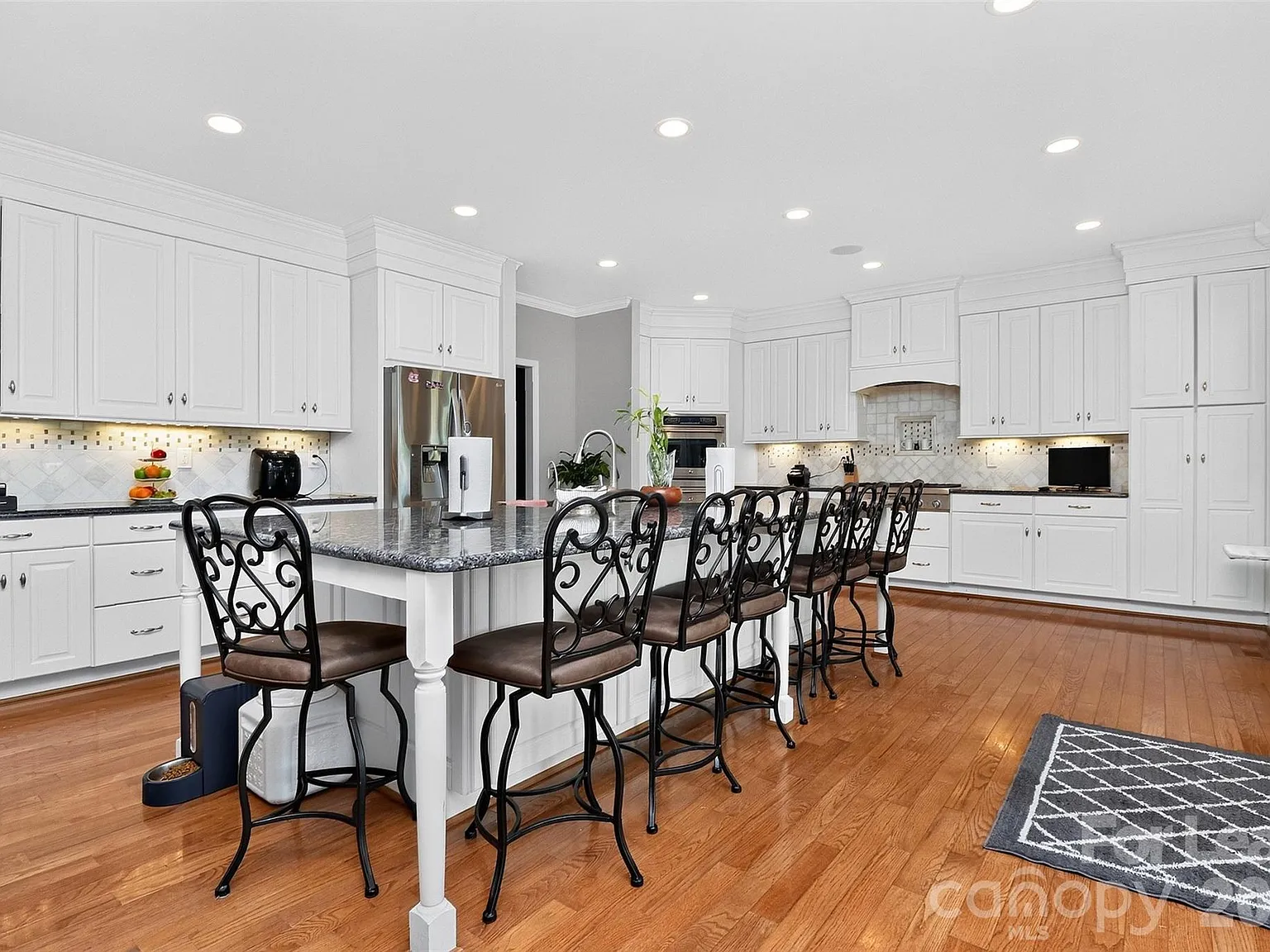 6 bed, 5.0 bath, 5068 sqft, $7,000 — Photo 2