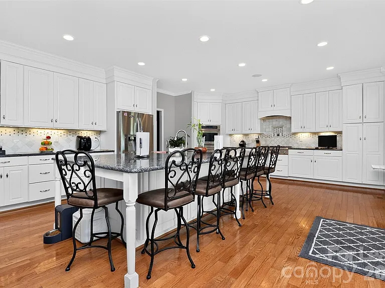 9704 Saddle Ave — Photo 2