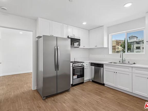 4th image of 833 W 84th St