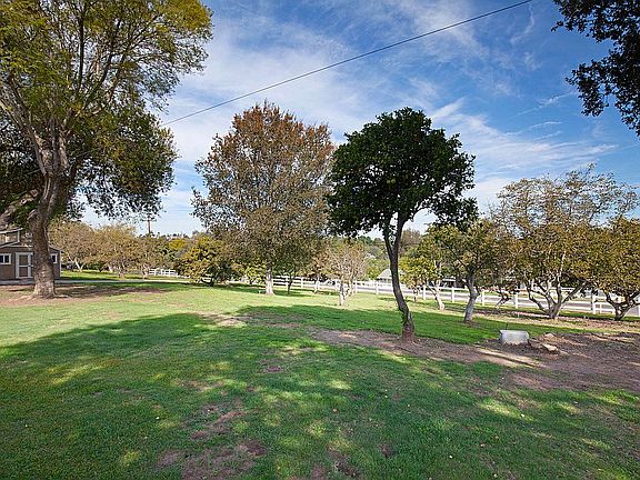 4th image of 617 Del Valle Dr