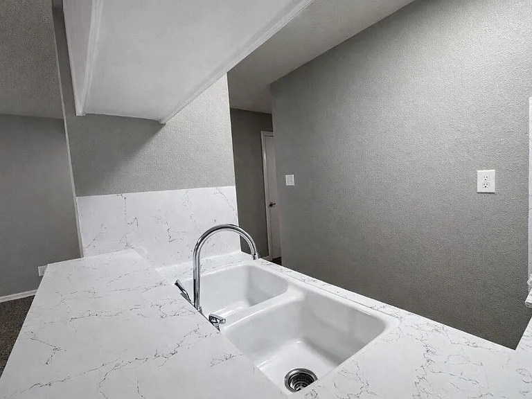Marshall Apartments — Photo 6