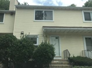 2 Woodland Dr, Roselle, NJ 07203