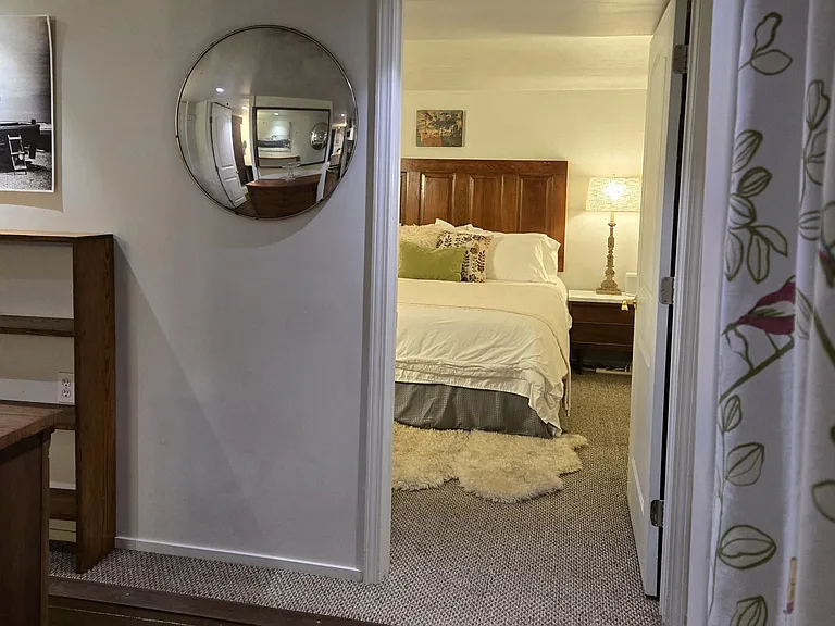 King Size Bed with SONOS Speaker
