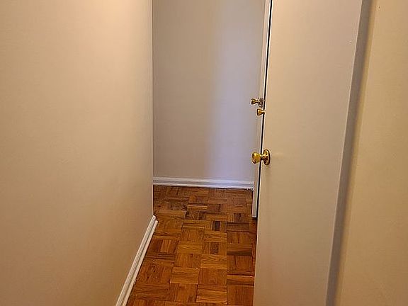 3rd image of 60 Knolls Cres APT 3B
