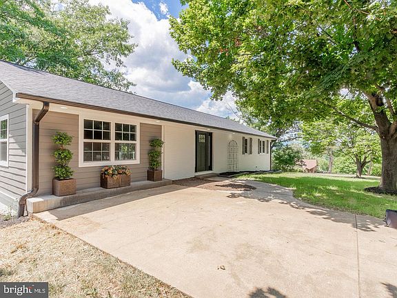 4th image of 5 Hilldale Dr