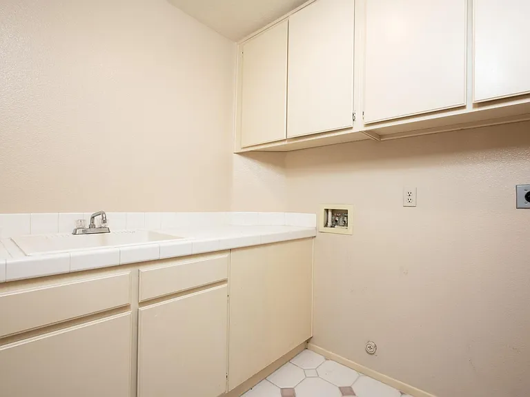 11718 Windcrest Ln — Photo 14