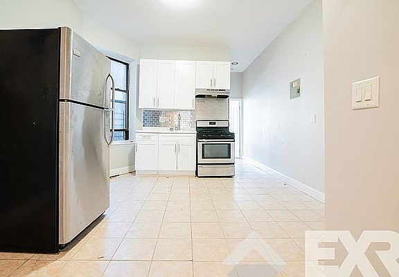 5th image of 221 Pulaski St