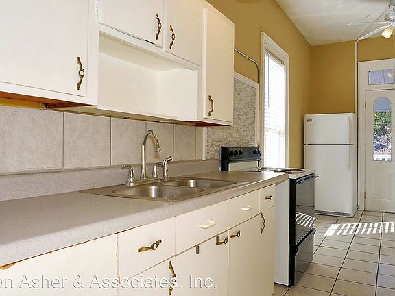4th image of 735 N Westmoreland Dr APT 2