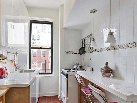 4th image of 327 E 3rd St APT 2D