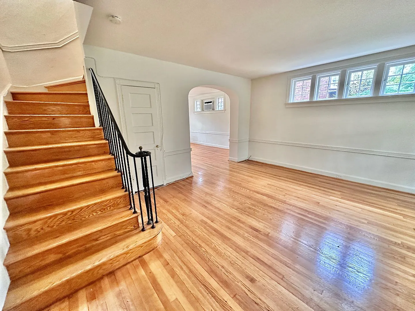 Spacious 6 bedroom 3.5 bath Tudor Townhouse w/Deck close to Georgetown University & Hospital — Photo 4