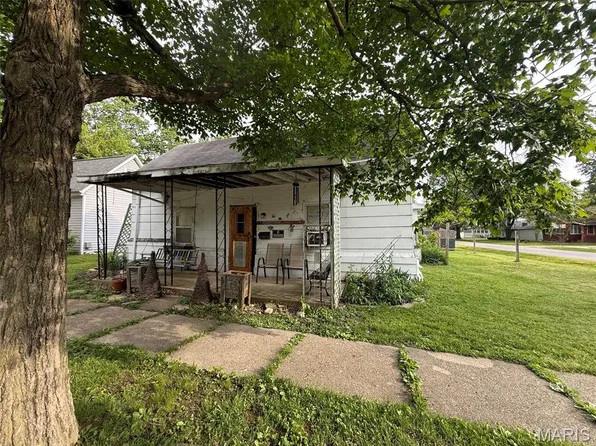 623 W 2nd St, Saint Elmo, IL 62458