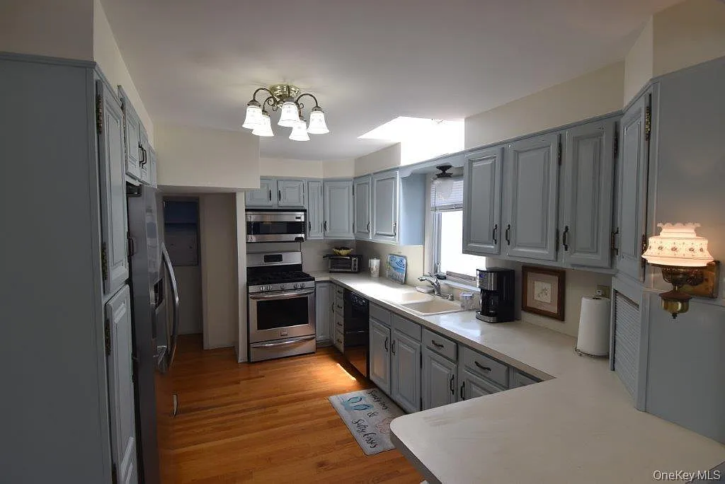 3 bed, 2.0 bath, 2418 sqft, $3,800 — Photo 1