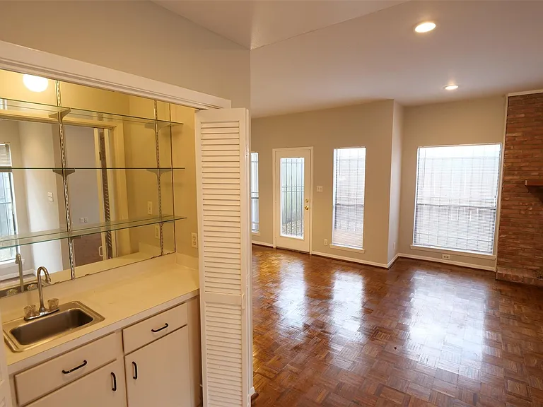 9526 Val Verde St — Photo 5