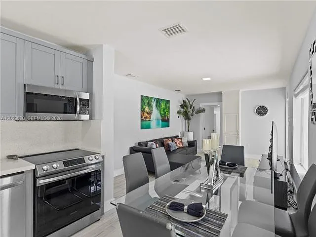 1431 SW 29th St — Photo 3