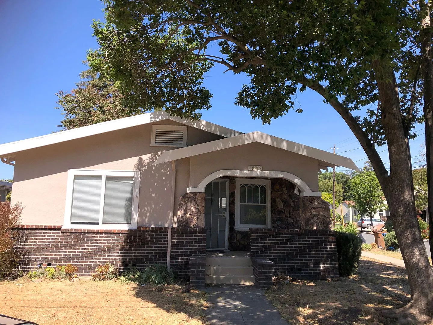 Quaint 2 BR/1BA House near downtown Martinez-Rent $2700.00 (1835 Estudillo St, Martinez) — Photo 1