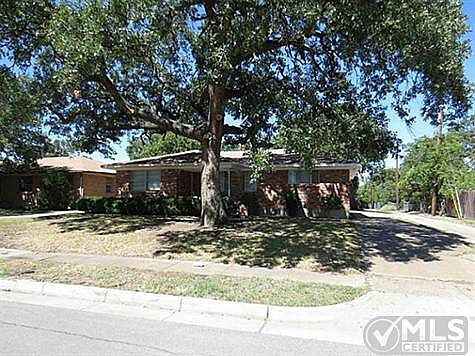 3rd image of 8439 Foxwood Ln