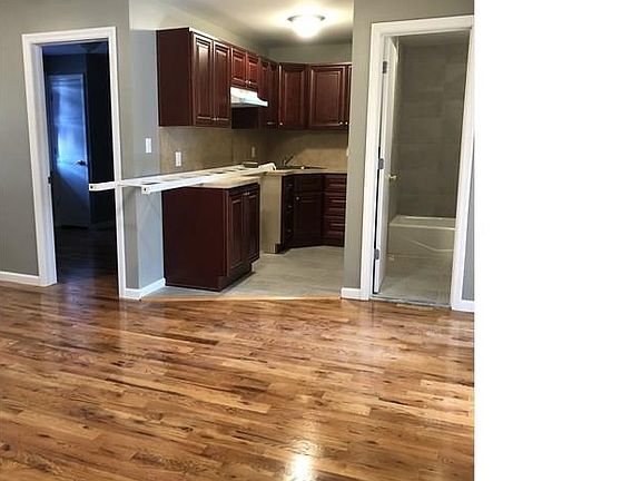 4th image of 32 Broad St #4