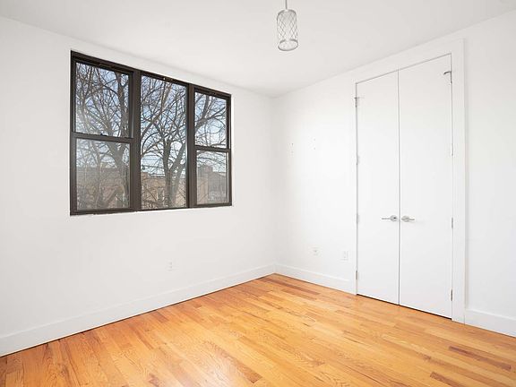 4th image of 3459 Vernon Blvd #3F