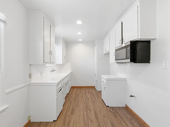 4th image of 20610 Hartland St APT 3