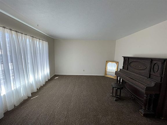 5th image of 2817 N Elm Ave