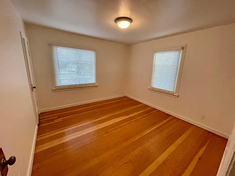 2425 Queen St — Photo 12