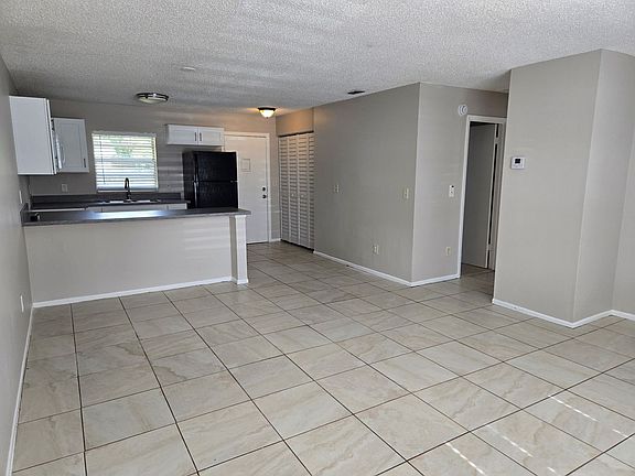 4th image of 385 Lime St APT 2
