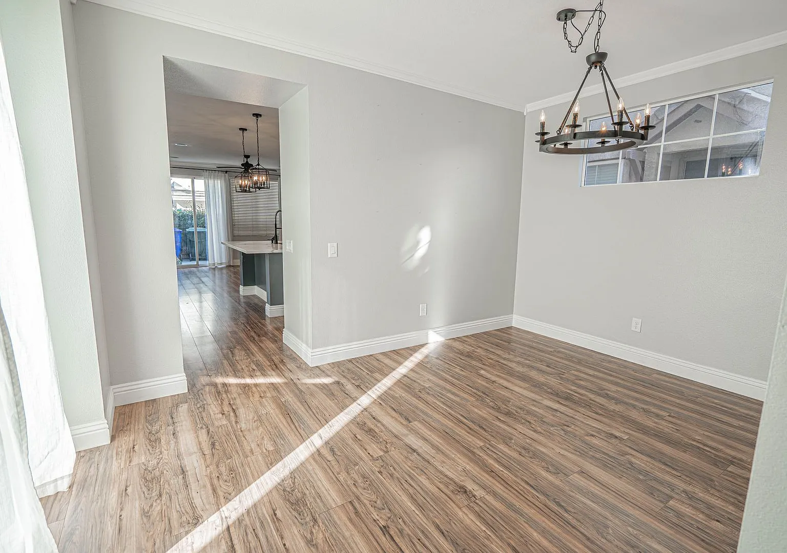 Bridgeport 4 Bedroom Home for Rent in Valencia! — Photo 4