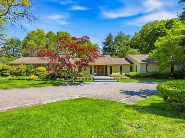 17 Hastings Road, Old Westbury, NY 11568